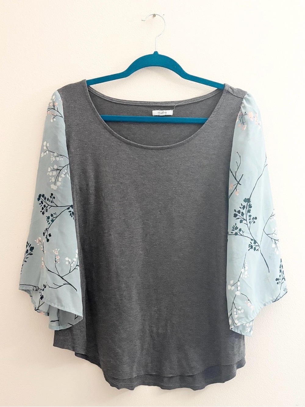 5/$15 🩷 MUST BUNDLE Maurices Gray Top with Light Blue Floral Flutter Sleeves